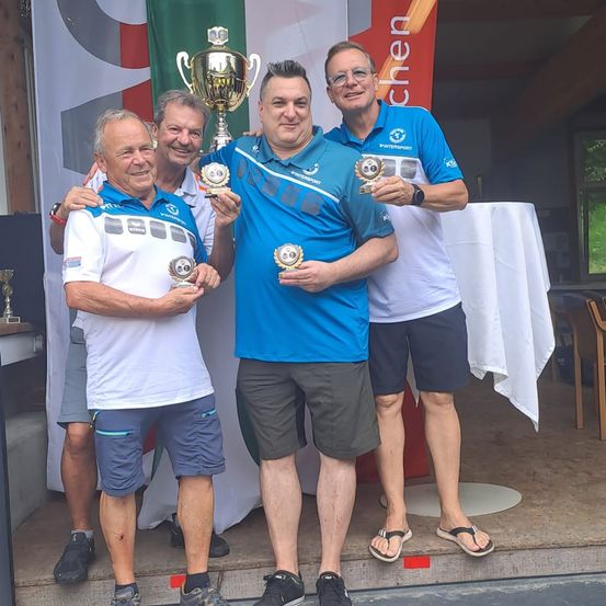 Bild enthält, Shorts, People, Person, T-Shirt, Sandal, Adult, Male, Man, Shoe, Pants