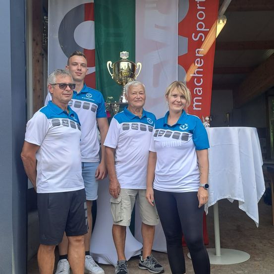 Bild enthält, Sandal, Adult, Male, Man, Person, Shorts, T-Shirt, People, Glasses, Flag