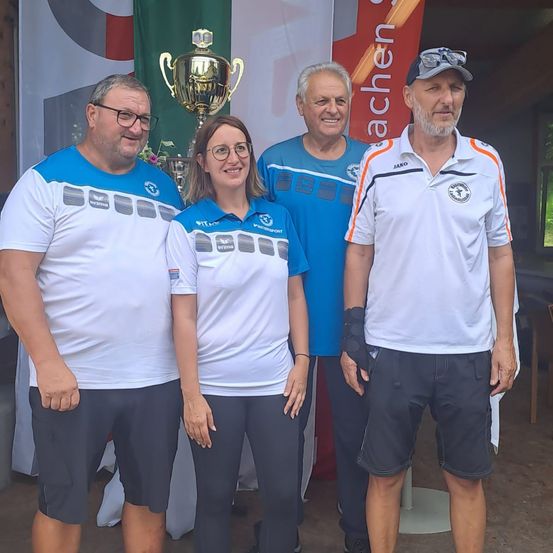 Bild enthält, Groupshot, Person, Clothing, Shorts, People, Adult, Male, Man