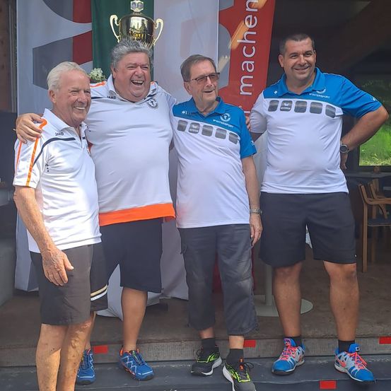 Bild enthält, Shorts, People, Person, Shoe, T-Shirt, Adult, Male, Man, Groupshot, Wristwatch