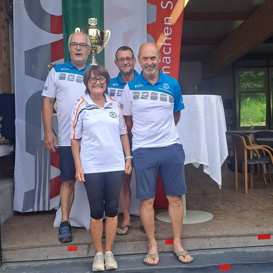 Bild enthält, Adult, Male, Man, Person, Clothing, Shorts, Sandal, Glasses, People, Face