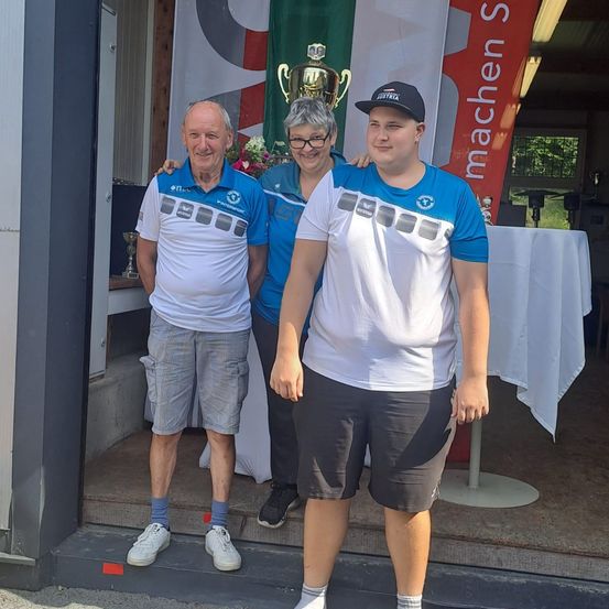 Bild enthält, Shorts, T-Shirt, Pants, Baseball Cap, Person, Portrait, People, Shoe, Male, Man