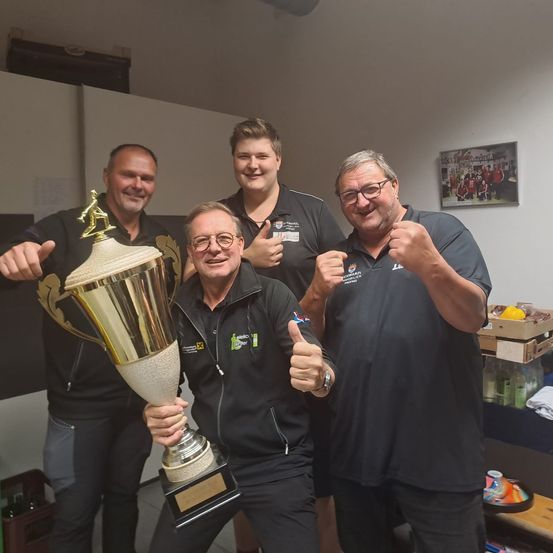 Bild enthält, Person, Portrait, T-Shirt, Trophy, Adult, Male, Man, Finger, People, Glasses