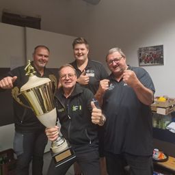 Bild enthält, Person, Portrait, T-Shirt, Trophy, Adult, Male, Man, Finger, People, Glasses