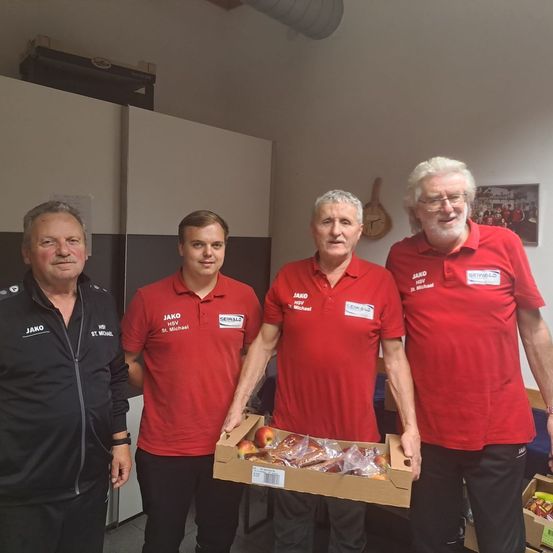 Bild enthält, T-Shirt, People, Person, Photography, Portrait, Pants, Adult, Male, Man, Groupshot