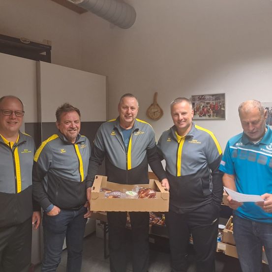 Bild enthält, People, Person, Pants, Coat, Jacket, Portrait, Box, Adult, Male, Man