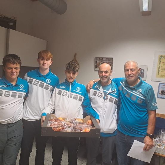 Bild enthält, T-Shirt, People, Person, Bbq, Wristwatch, Adult, Male, Man, Boy, Teen