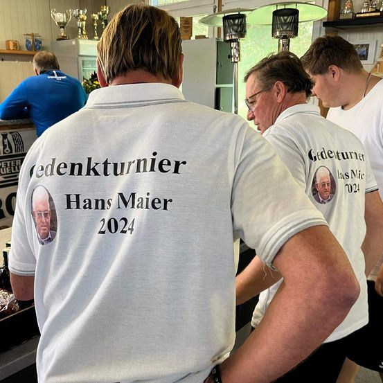 Bild enthält, T-Shirt, Shorts, Adult, Male, Man, Person, Cafeteria, Indoors, Face, Shop