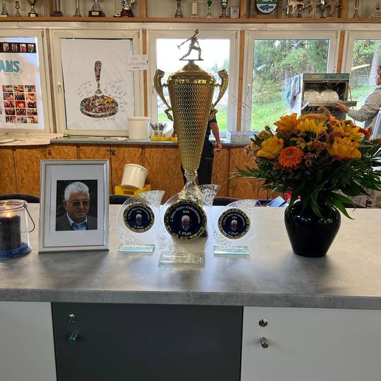 Bild enthält, Flower, Flower Arrangement, Adult, Female, Person, Woman, Flower Bouquet, Male, Man, Indoors