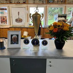 Bild enthält, Flower, Flower Arrangement, Adult, Female, Person, Woman, Flower Bouquet, Male, Man, Indoors