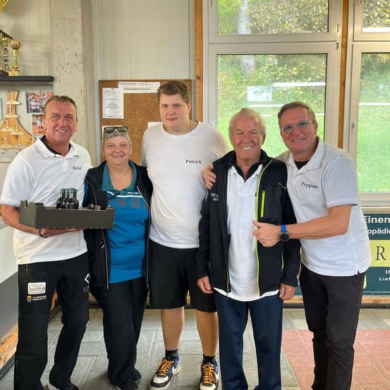 Bild enthält, People, Person, Pants, T-Shirt, Shorts, Adult, Male, Man, Groupshot, Teen