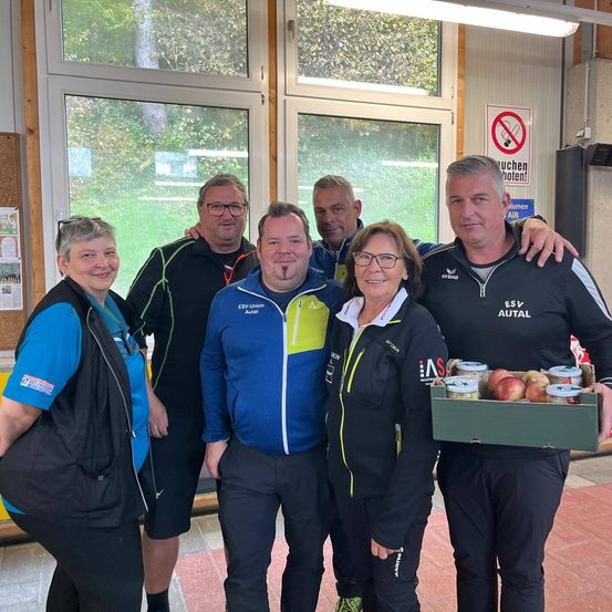 Bild enthält, Groupshot, Person, Jacket, Adult, Male, Man, Female, Woman, Face, People