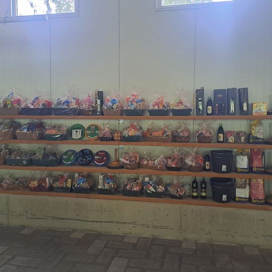 Bild enthält, Shelf, Furniture, Food, Sweets