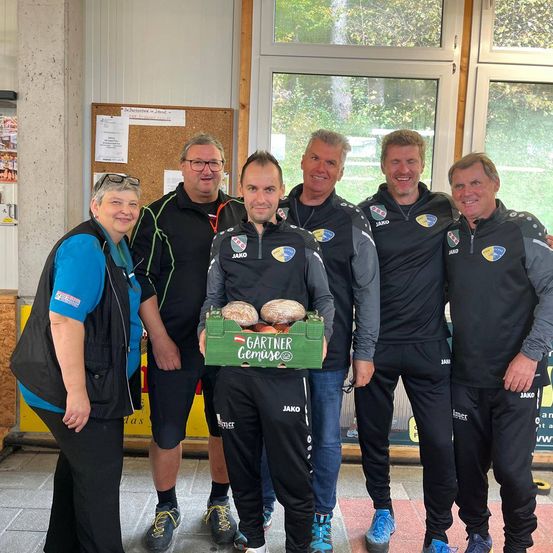 Bild enthält, Groupshot, Person, People, Adult, Male, Man, Face, Police Officer, Box, Shorts