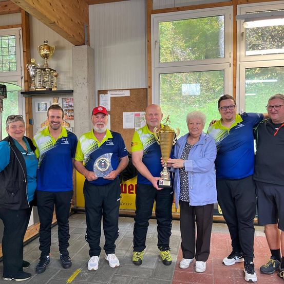 Bild enthält, Groupshot, Person, People, Adult, Male, Man, Shorts, Jacket, Glasses, Shoe