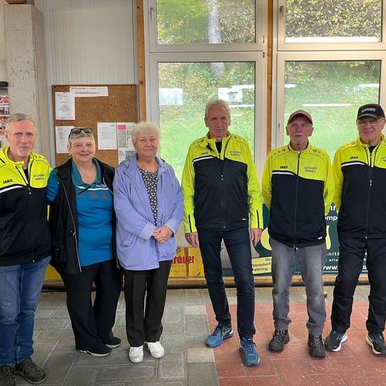 Bild enthält, Groupshot, Person, Coat, Jacket, Standing, Adult, Male, Man, Shoe, Face