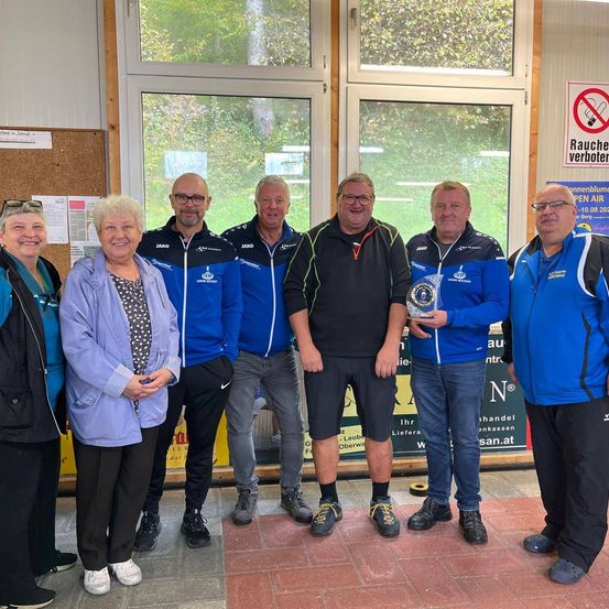 Bild enthält, Groupshot, Person, Jacket, Shorts, Adult, Male, Man, Shoe, Glasses, Face