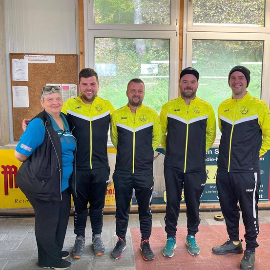 Bild enthält, Groupshot, Person, Adult, Female, Woman, Male, Man, Jacket, Face, Standing