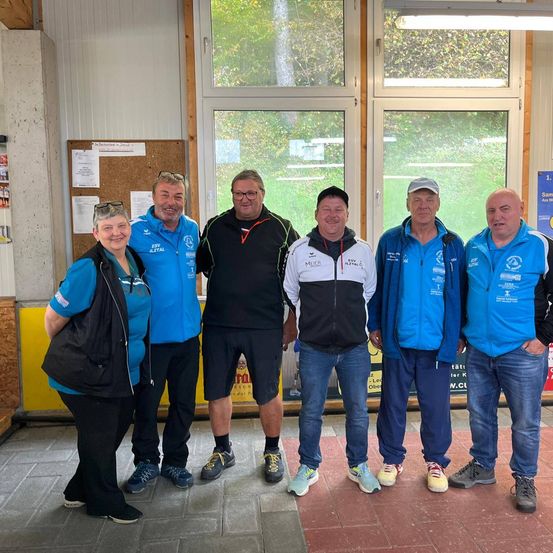 Bild enthält, Groupshot, Person, Jacket, Shorts, Adult, Male, Man, Boy, Teen, Jeans