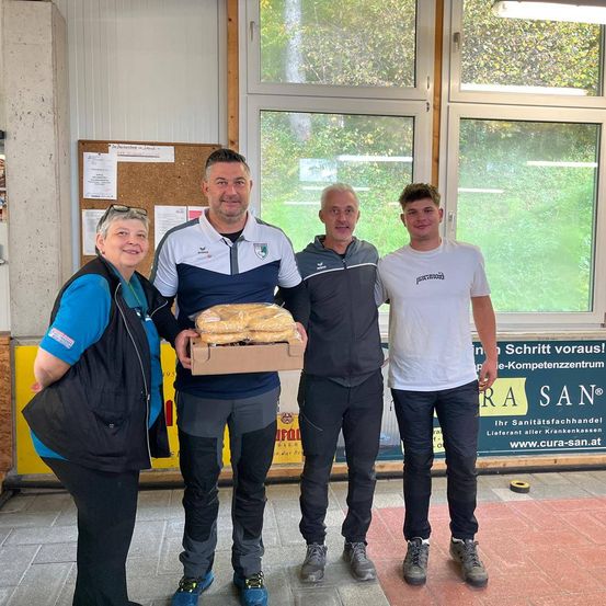 Bild enthält, People, Person, Groupshot, Adult, Male, Man, Jacket, Box, Face, Shoe