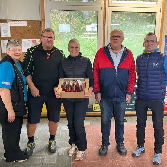 Bild enthält, Groupshot, Person, People, Jacket, Adult, Male, Man, Shorts, Boy, Teen