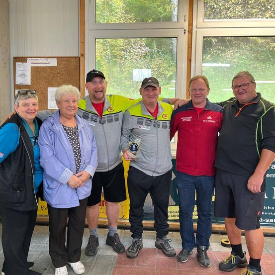 Bild enthält, Groupshot, Person, Shorts, Adult, Male, Man, Jacket, Pants, Face, People