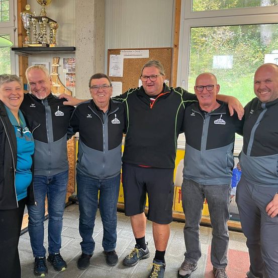 Bild enthält, Groupshot, Person, Adult, Male, Man, Female, Woman, Jacket, Glasses, Shorts