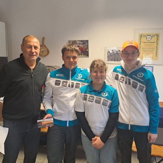 Bild enthält, Pants, T-Shirt, Person, Photography, Portrait, Jeans, People, Shirt, Adult, Man