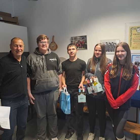 Bild enthält, Pants, T-Shirt, Blouse, Person, Photography, Portrait, People, Jeans, Bag, Handbag