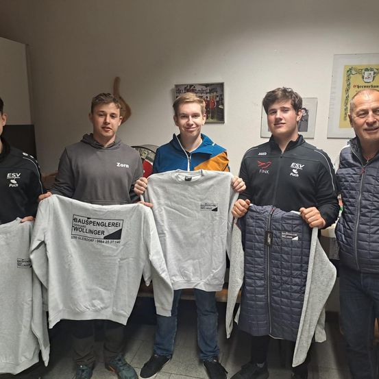 Bild enthält, Pants, T-Shirt, Jeans, People, Person, Groupshot, Adult, Male, Man, Shoe