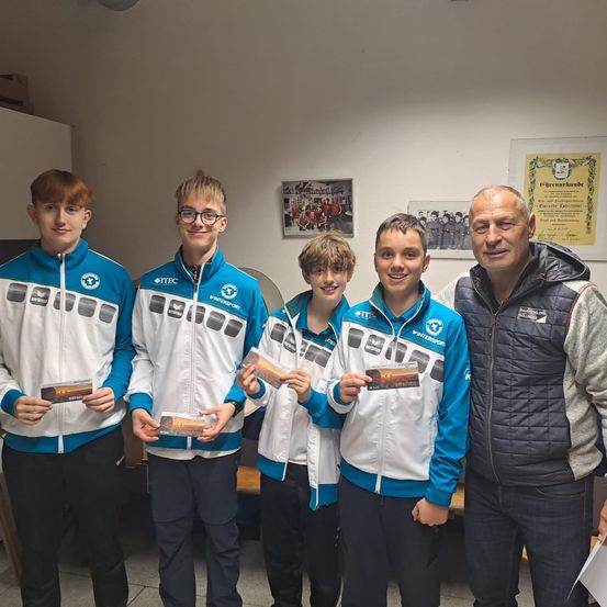 Bild enthält, People, Person, Groupshot, Shirt, Pants, Adult, Male, Man, Jacket, Poster