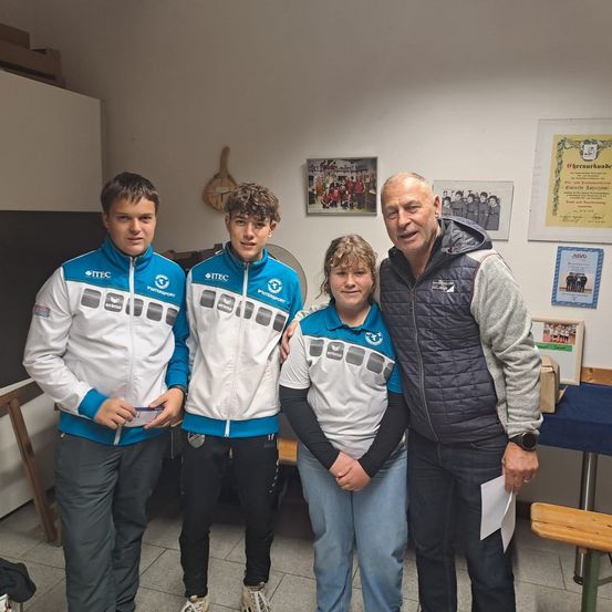 Bild enthält, Pants, T-Shirt, Jeans, People, Person, Photography, Portrait, Coat, Jacket, Male