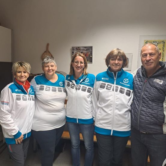 Bild enthält, T-Shirt, Pants, Photography, Person, Portrait, Coat, Jacket, People, Shirt, Man