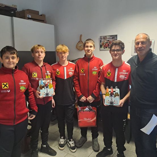 Bild enthält, T-Shirt, People, Person, Pants, Groupshot, Handbag, Adult, Male, Man, Portrait