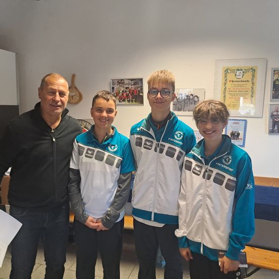 Bild enthält, T-Shirt, Pants, Person, Photography, Portrait, Shirt, People, Glasses, Jeans, Man