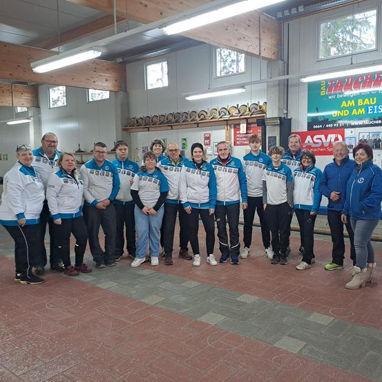 Bild enthält, Groupshot, Person, People, Clothing, Footwear, Shoe, Accessories, Glasses, Coat, Jacket