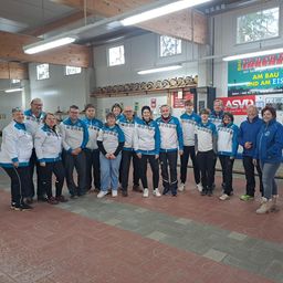 Bild enthält, Groupshot, Person, People, Clothing, Footwear, Shoe, Accessories, Glasses, Coat, Jacket