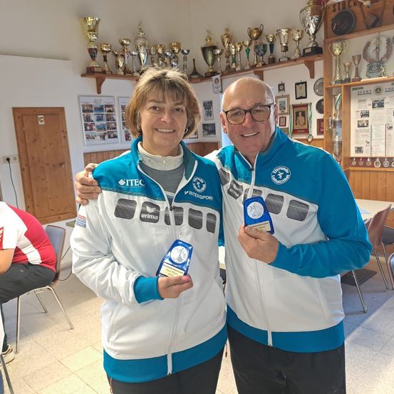 Bild enthält, Person, Photography, Portrait, T-Shirt, Adult, Female, Woman, Male, Man, Text