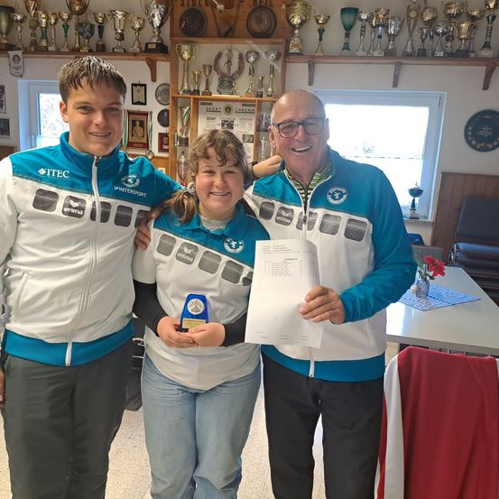 Bild enthält, T-Shirt, Pants, People, Person, Portrait, Table, Adult, Male, Man, Glasses