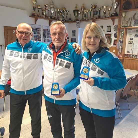 Bild enthält, Adult, Male, Man, Person, Female, Woman, Face, Head, Coat, Jacket