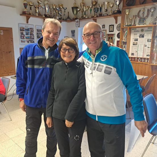 Bild enthält, Pants, Photography, Portrait, Coat, Jacket, T-Shirt, Glasses, Shelter, Jeans, Shirt