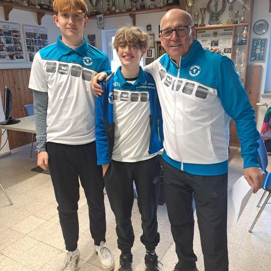 Bild enthält, Boy, Male, Person, Teen, Clothing, Pants, People, Photobombing, Groupshot, Face