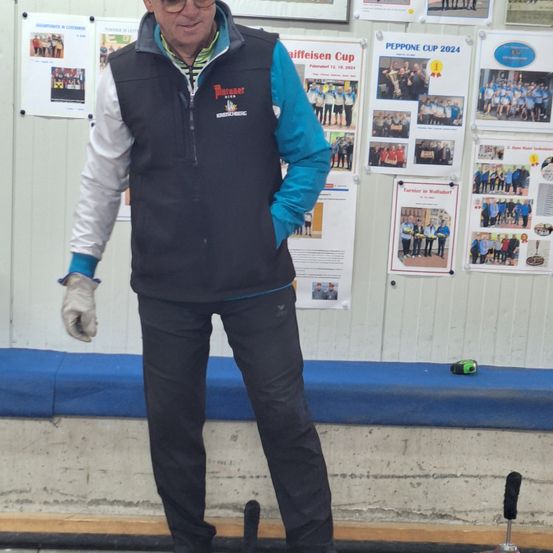 Bild enthält, Person, Standing, Pants, Jacket, Adult, Male, Man, Shoe, Sneaker, Face