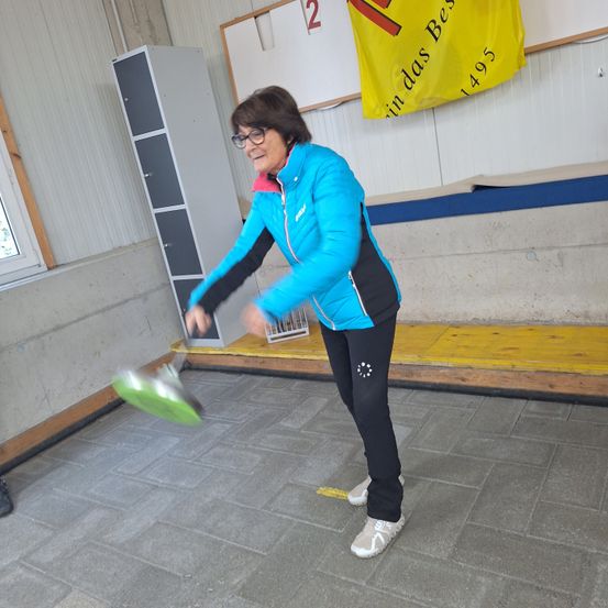 Bild enthält, Person, Floor, Flooring, Clothing, Footwear, Shoe, Coat, Jacket, Face, Head