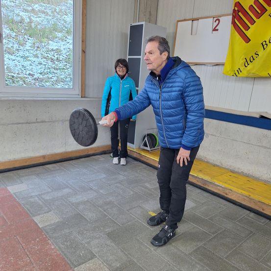 Bild enthält, Floor, Long Sleeve, Pants, Flooring, Jacket, Jeans, Adult, Male, Man, Person