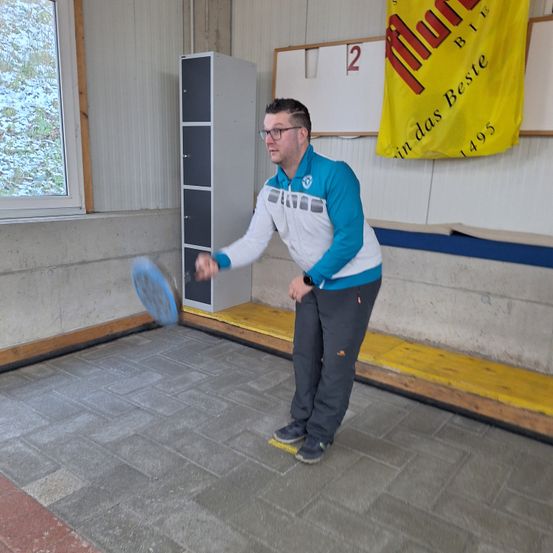 Bild enthält, Floor, Flooring, Adult, Male, Man, Person, Pants, Shoe, Interior Design, Face