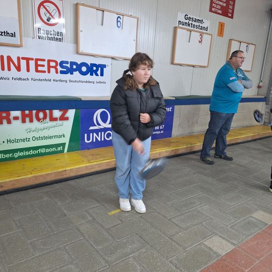 Bild enthält, Pants, Jeans, Floor, Flooring, Person, Adult, Male, Man, Path, Jacket