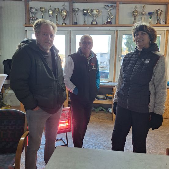 Bild enthält, Plywood, Wood, Coat, Jacket, Pants, Long Sleeve, Adult, Female, Person, Woman