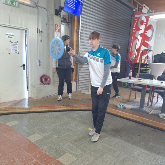 Bild enthält, Plywood, Wood, Floor, Flooring, Pants, Person, Boy, Male, Teen, Shorts