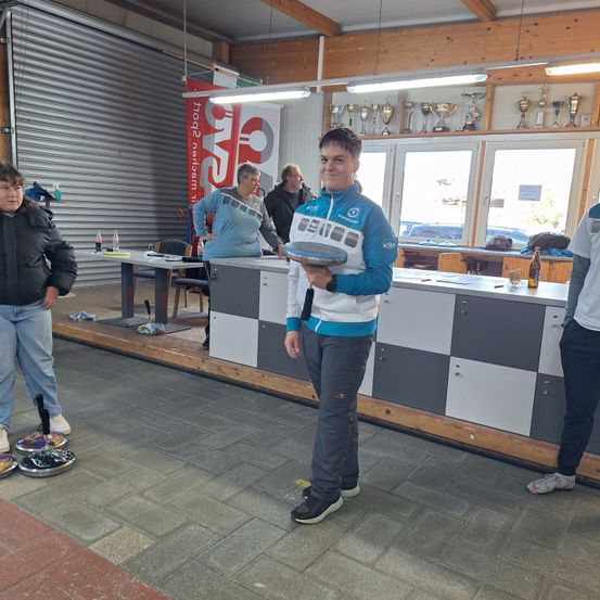 Bild enthält, Pants, Floor, Advertisement, Flooring, Poster, Plywood, Adult, Male, Man, Person